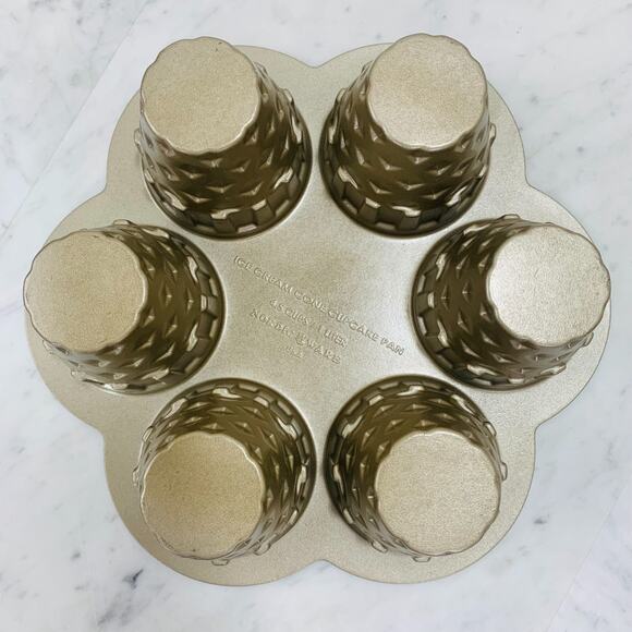 WILLIAMS-SONOMA Nordic Ware Ice Cream Cone Cupcake Pan 4.5 Cups Gold USA EUC - Picture 2 of 8